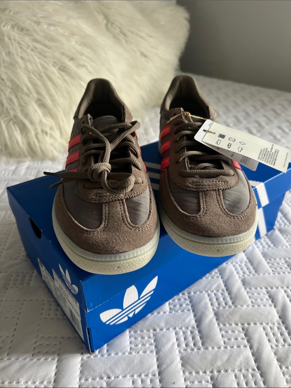 adidas  women sneakers brand new never worn